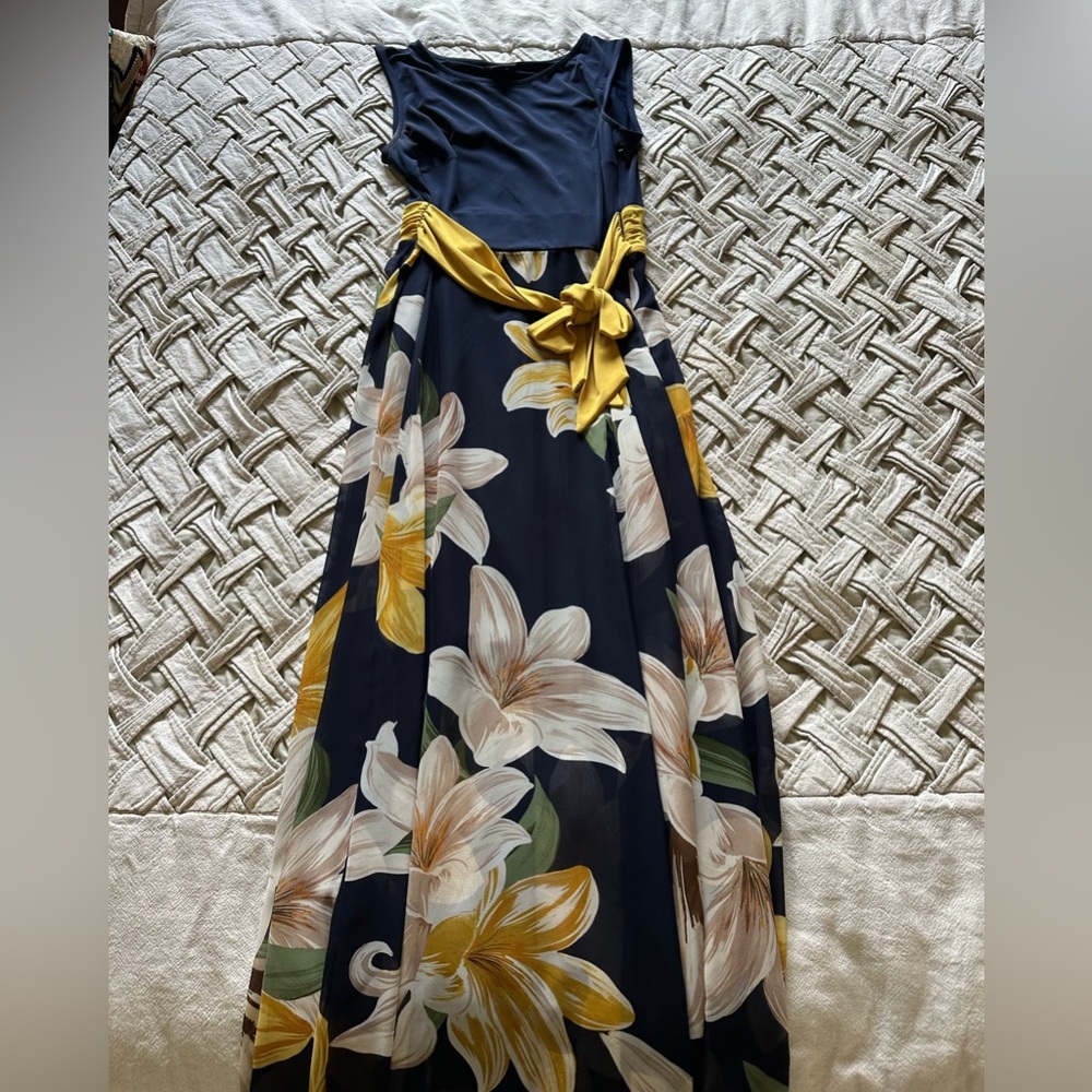 Floral sleeveless maxi dress. Size M